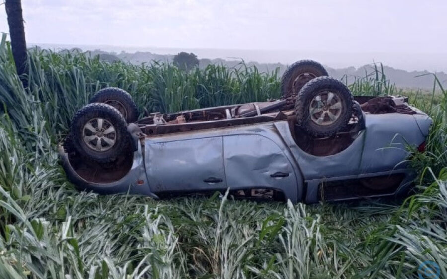 Camionete sai da pista e capota na BR-163, próximo ao frigorífico de Coxim
