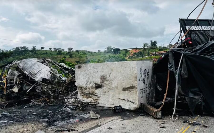 Carreta envolvida em acidente com 39 mortes em Minas chegou a trafegar a 132 km/h antes da tragédia