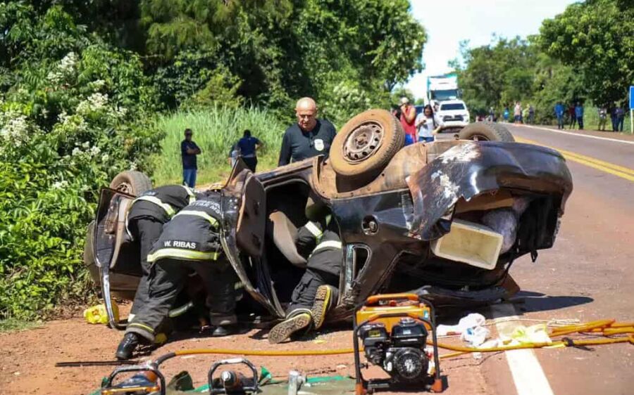 Voltando de Bonito, carro com família capota e motorista morre na BR-262
