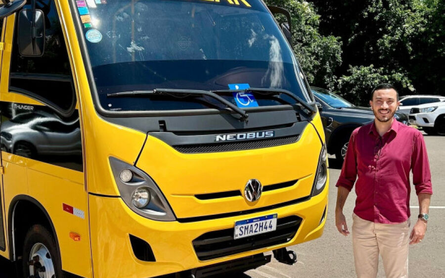 Com 30 dias de mandato, Prefeito Delegado Murilo conquista ônibus escolar
