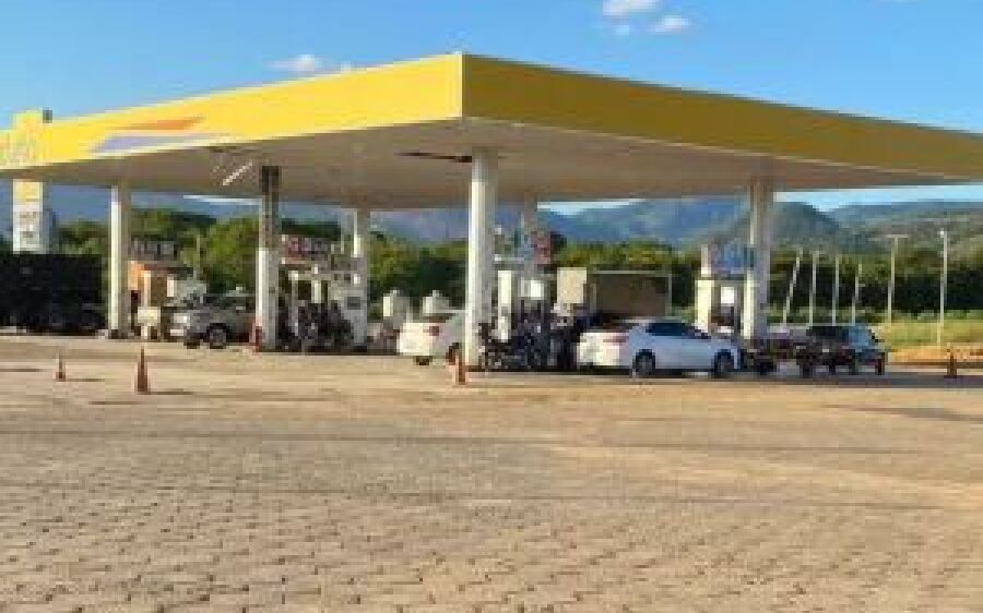 Em viagem de férias, pai esquece filhas de 6 e 11 anos em posto de gasolina 