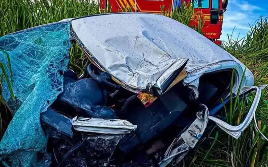 Batida frontal entre carro e carreta mata motorista de 30 anos na BR-267
