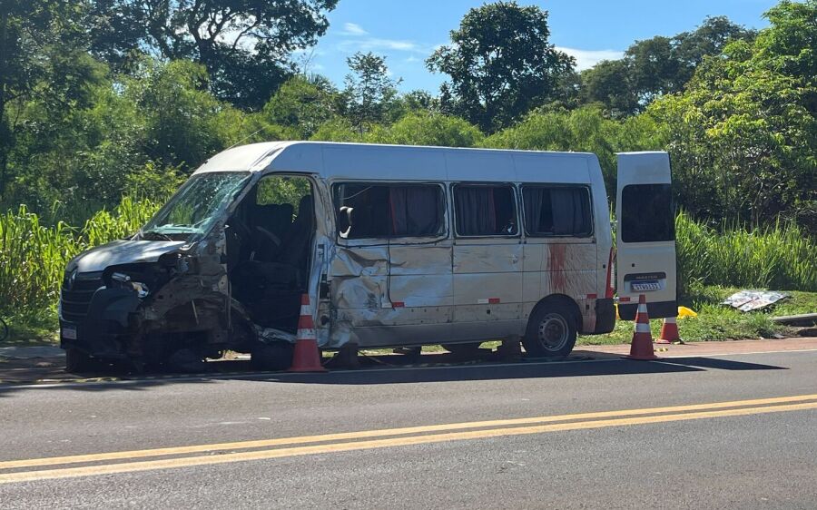 Passageira morre em colisão entre van e carreta na BR-163