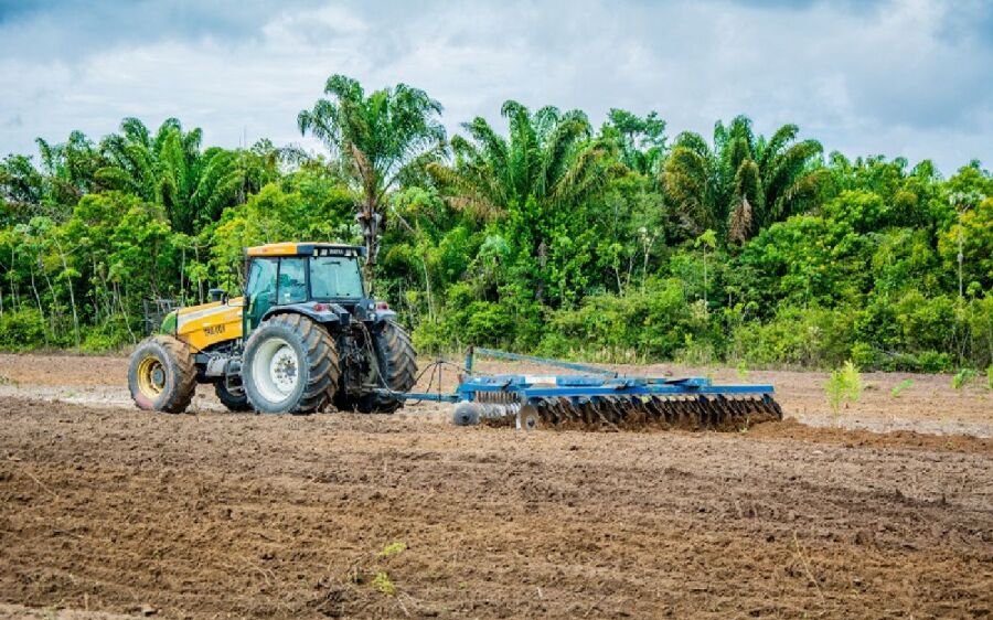 Tecnologia no campo: Aquisição de plantadeira de mandioca beneficia agricultores
