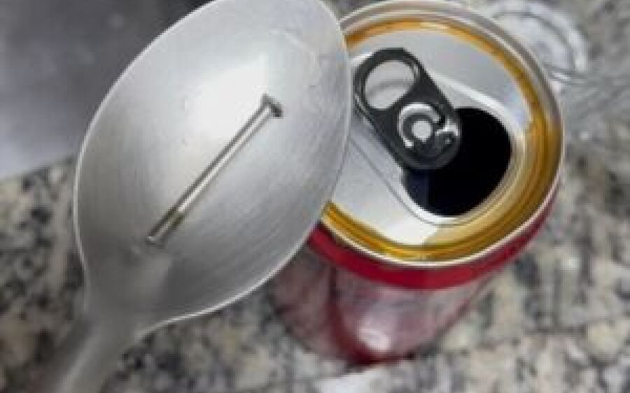 Publicitário processa Coca-Cola após encontrar prego em latinha do refrigerante