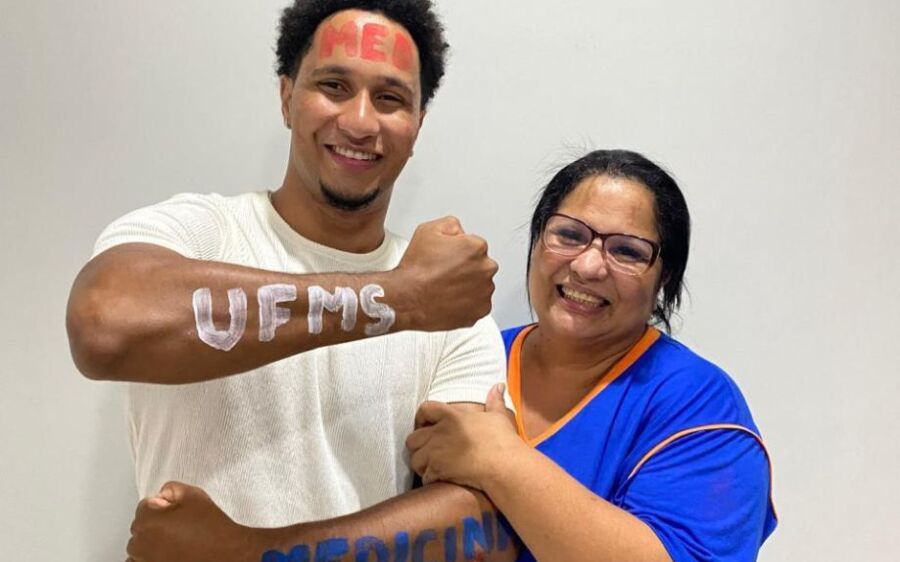Capinador de lotes conquista vaga em Medicina na UFMS
