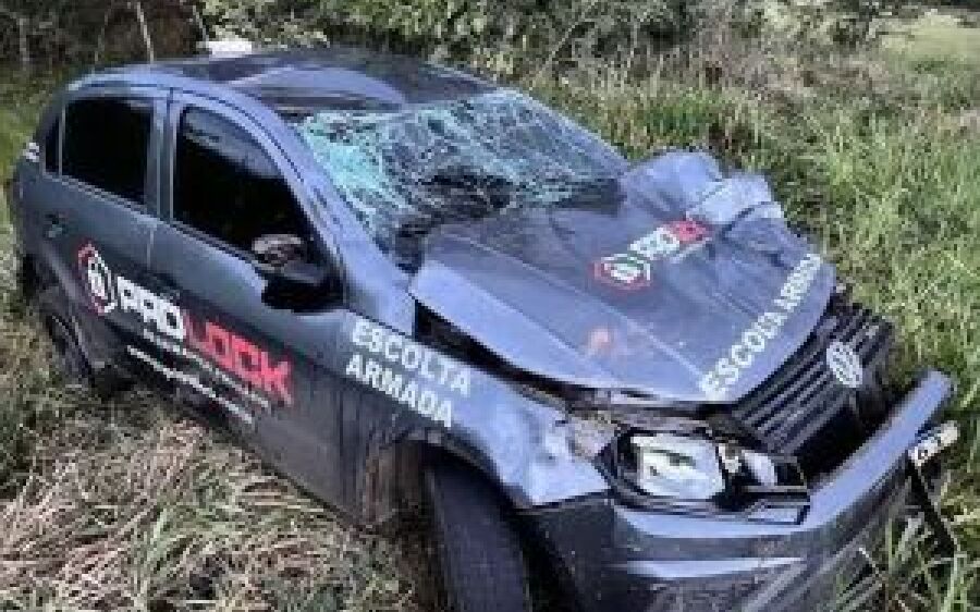 Veículo de escolta armada capota após colisão com boi na BR-359 a 65 km de Coxim