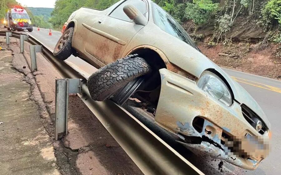 Picape rampa guard-rail da BR-163 e motorista fica ferido, em Rio Verde
