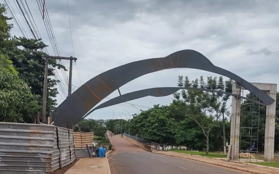 Portal de entrada da cidade de Coxim é alvo de suspeitas de irregularidades