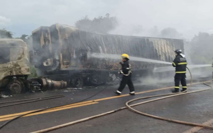 Carreta frigorífica pega fogo na BR-163 e mobiliza Bombeiros de São Gabriel
