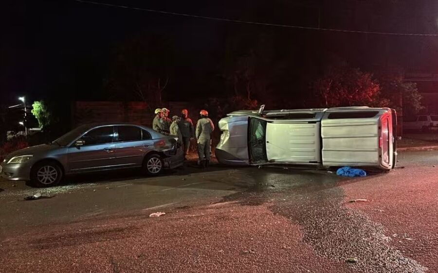 Motorista bêbado bate em 4 veículos, uma árvore, um poste e tomba caminhonete em MS 