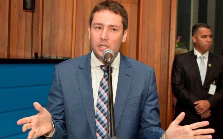 Deputado quer criar normas para vestimentas dos profissionais da Educação
