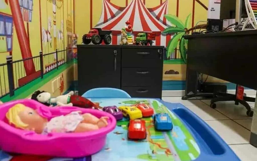 Menina é estuprada pelo padrasto enquanto assistia filme no quarto
