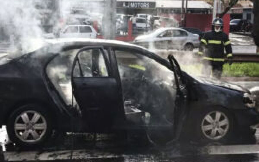 Explosão provoca incêndio e destrói veículo em Campo Grande