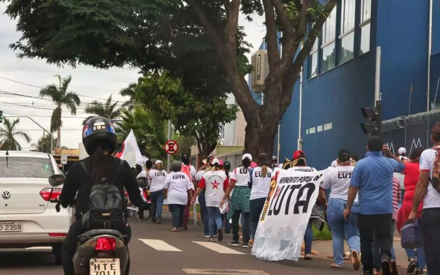 Manifestantes percorrem rui Barbosa e fecham duas rodovias de MS