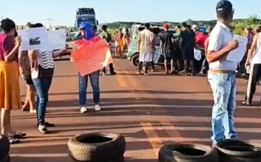 Após morte de criança, manifestantes
ocupam BR-163 pedindo por melhorias