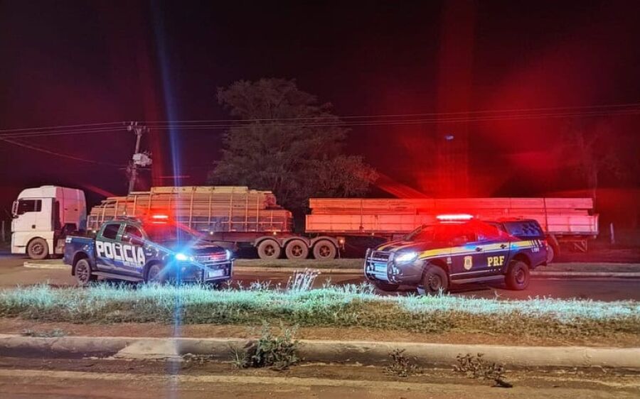 Carga de madeira ilegal vinda do MT é interceptada pela PRF em Campo Grande
