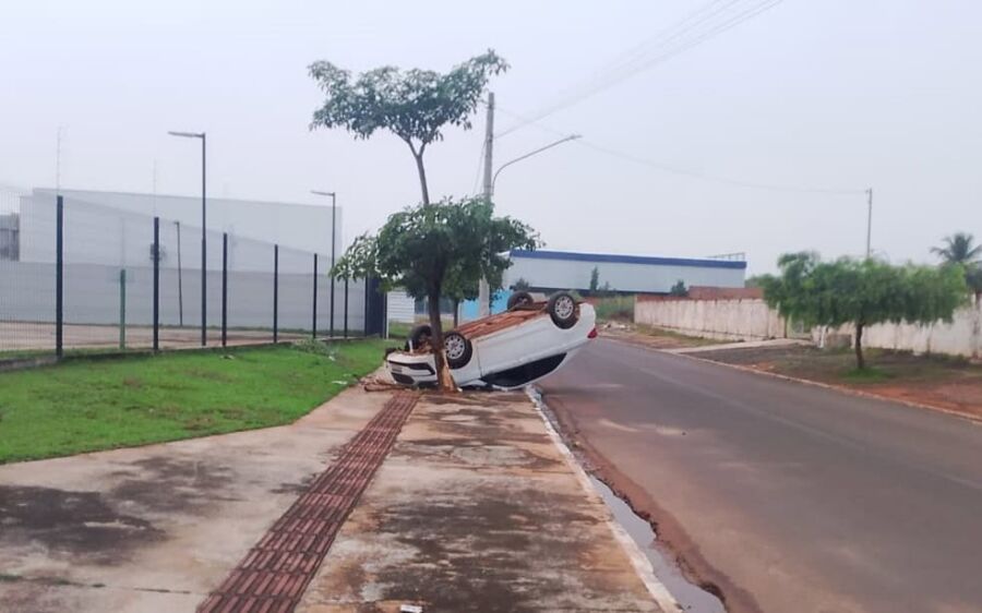 Veículo capota após colidir com árvore no Jardim Aeroporto, em Coxim
