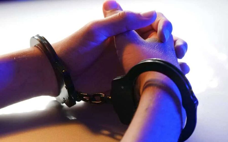 Mulher é detida após ferir companheiro e filho com faca em Rio Verde
