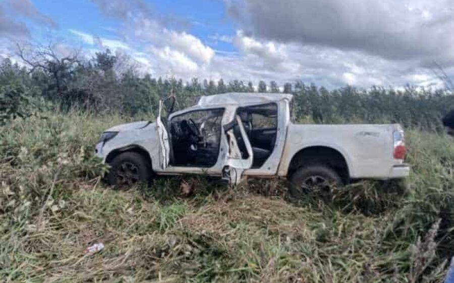 Moradores de Coxim ficam feridos em capotamento de caminhonete na BR-060