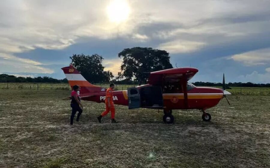 Bebê debilitada é resgatada de avião em área remota do Pantanal

