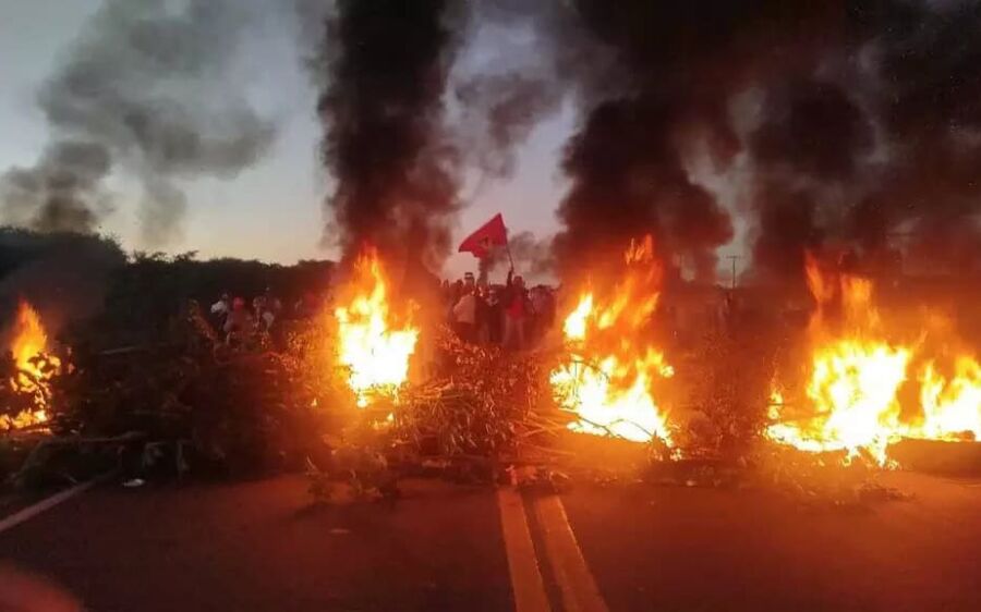 MST bloqueia BR-163 em Campo Grande cobrando respostas do governo sobre reforma agrária

