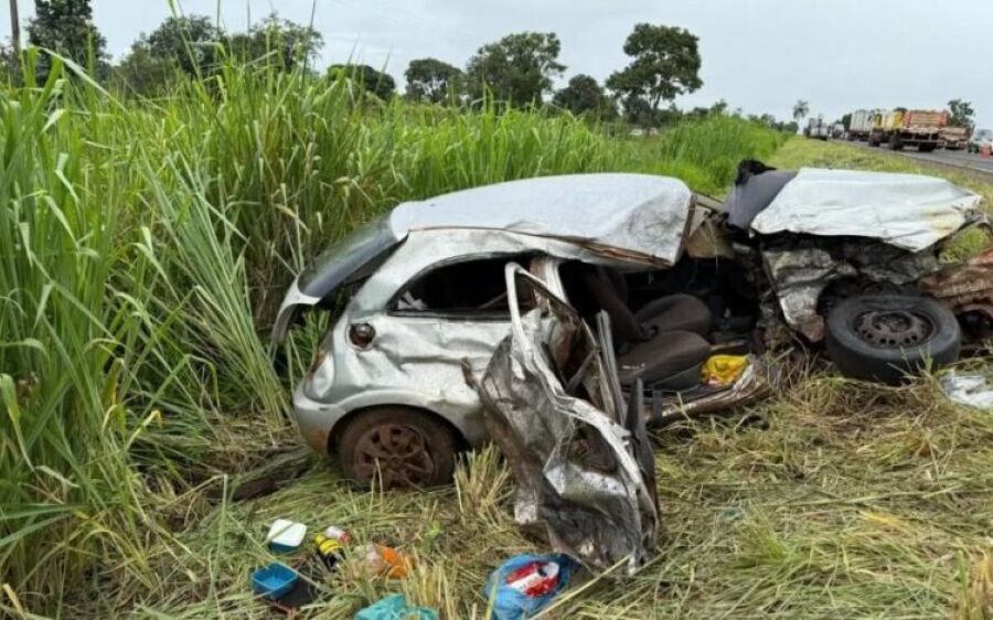 Criança morre após carro em que estava com a família bater em caminhão na BR-267