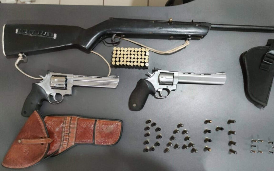 Homem é preso e armamento apreendido em operação contra descumprimento de medidas protetivas
