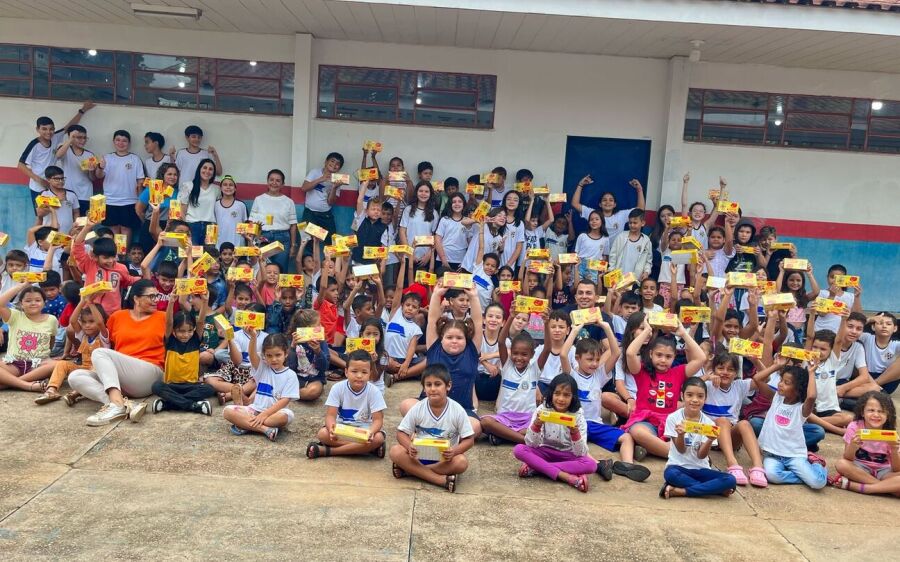 FEC realiza campanha solidária e distribui 700 caixas de chocolate para crianças da rede municipal