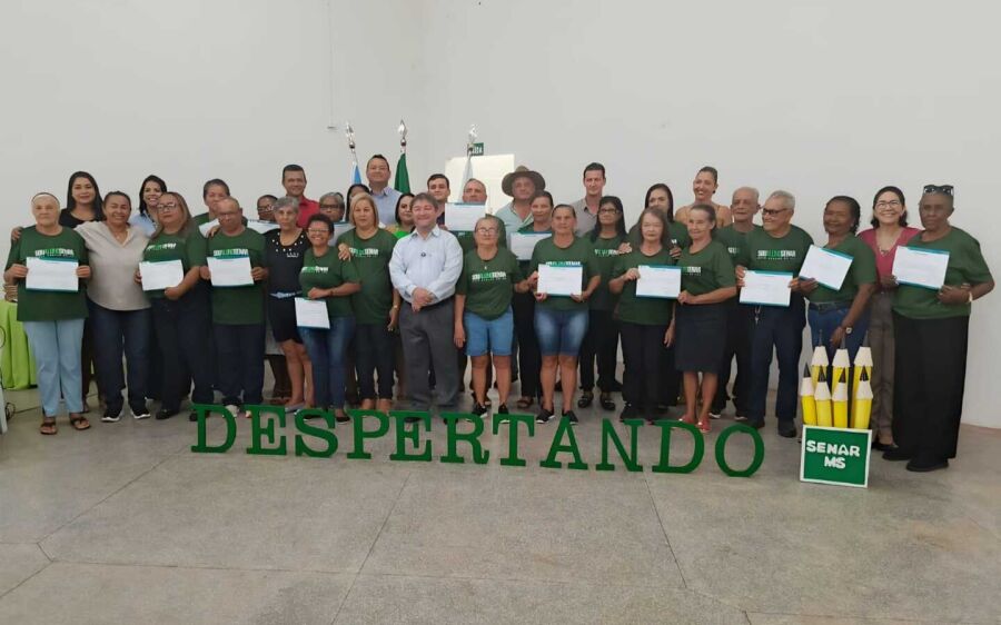Vereadora Lucia da AAVC participa em Coxim da formatura do programa de alfabetização Despertando