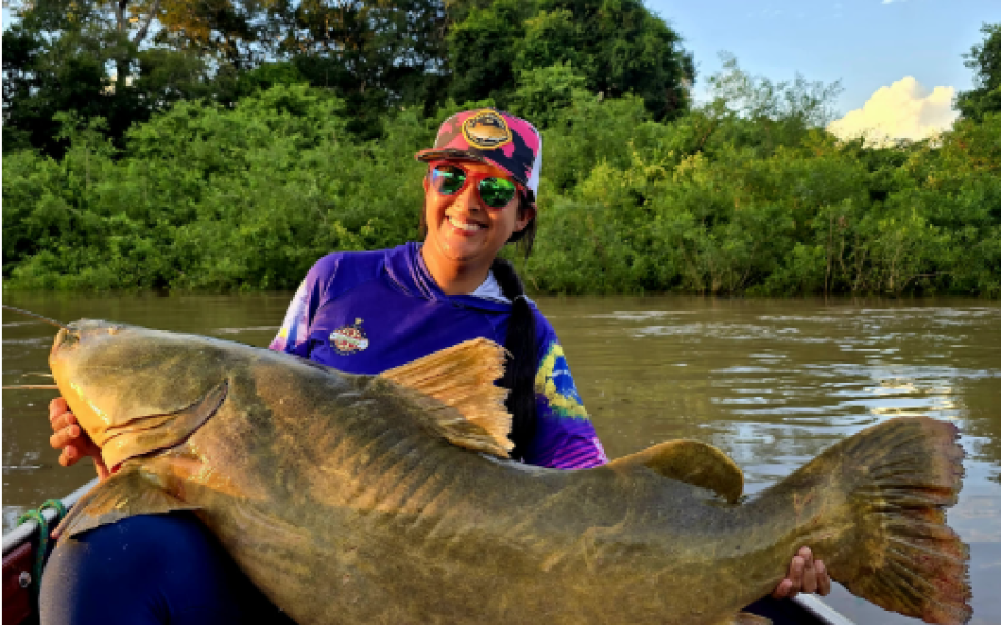 Pescadora fisga jaú de 1,47m no rio Miranda e protagoniza emocionante cena
