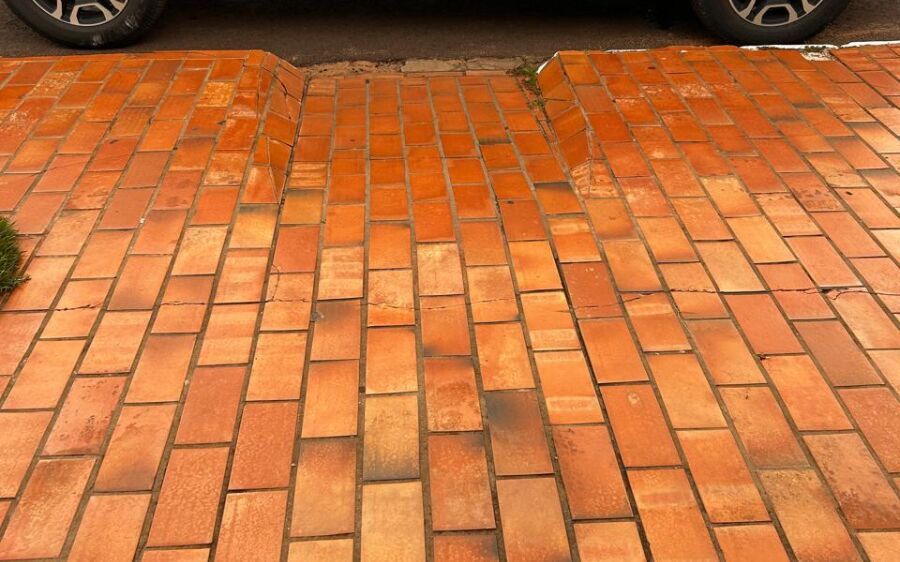 Acesso bloqueado: flagrante de desrespeito à rampa de acessibilidade em Coxim