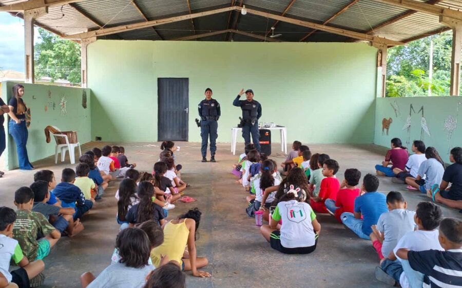 Carreira policial é tema de visita ao Instituto Mirim de Rio Verde
