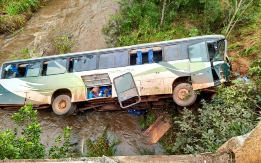 Ônibus com 40 trabalhadores cai em rio na Pontinha do Cocho após bater em buraco na ponte