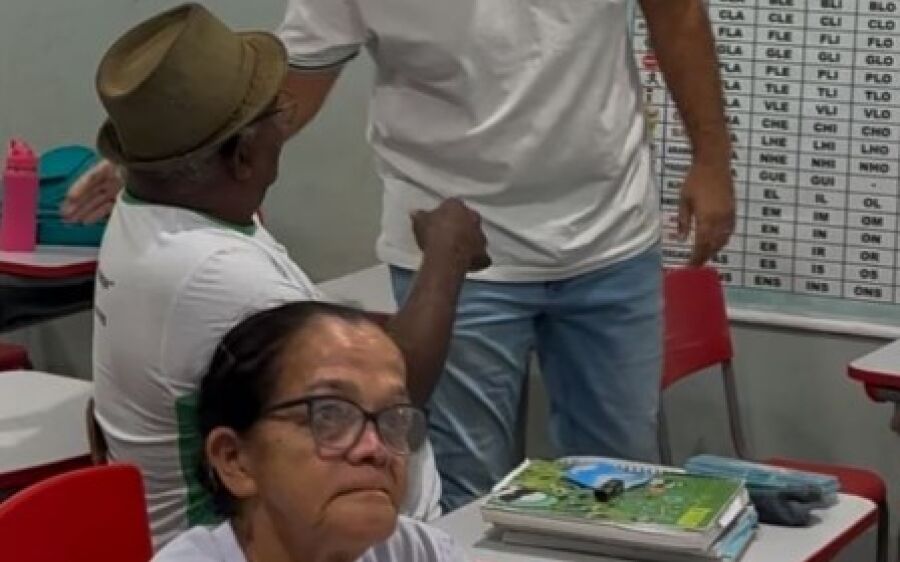 Vereador Yhgor Chagas visita alunos do Projeto EJA na Escola Dr. César Galvão 