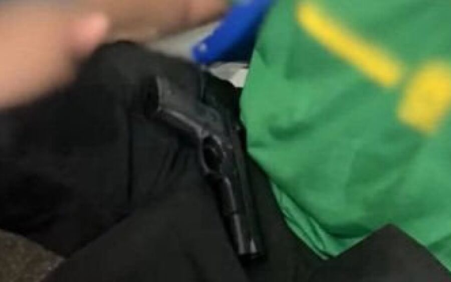 Aluno publica foto com arma falsa em sala de aula e caso vai parar na polícia em MS
