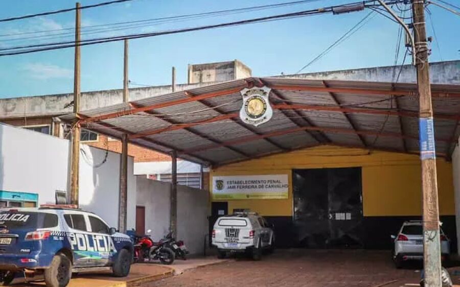 Quatro pessoas são presas por arremessar drogas e celulares na Penitenciária da Máxima
