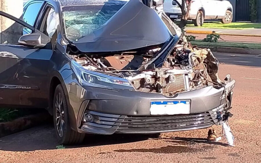 Corolla fica destruído após bater em caminhão e acertar poste em Chapadão do Sul
