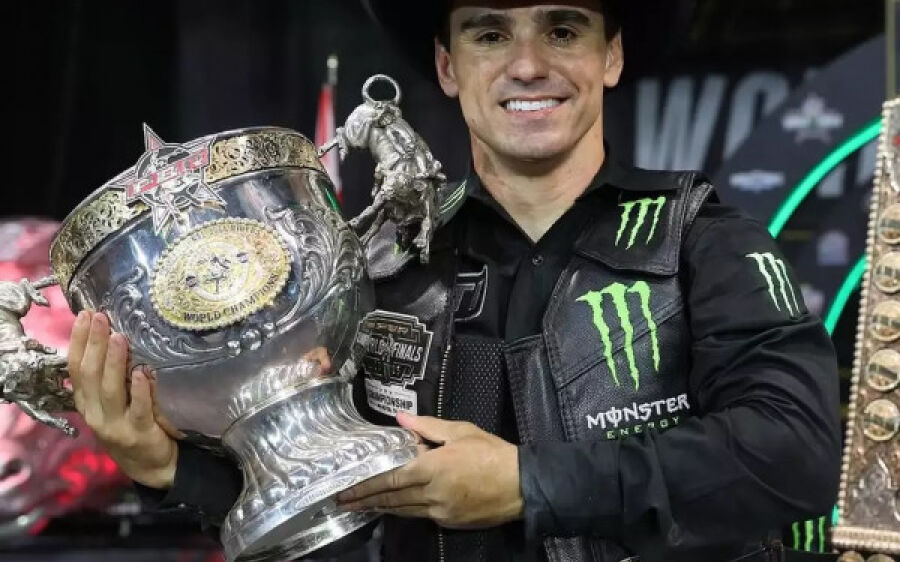 Peão de Ribas do Rio Pardo conquista tricampeonato mundial de rodeio nos EUA
