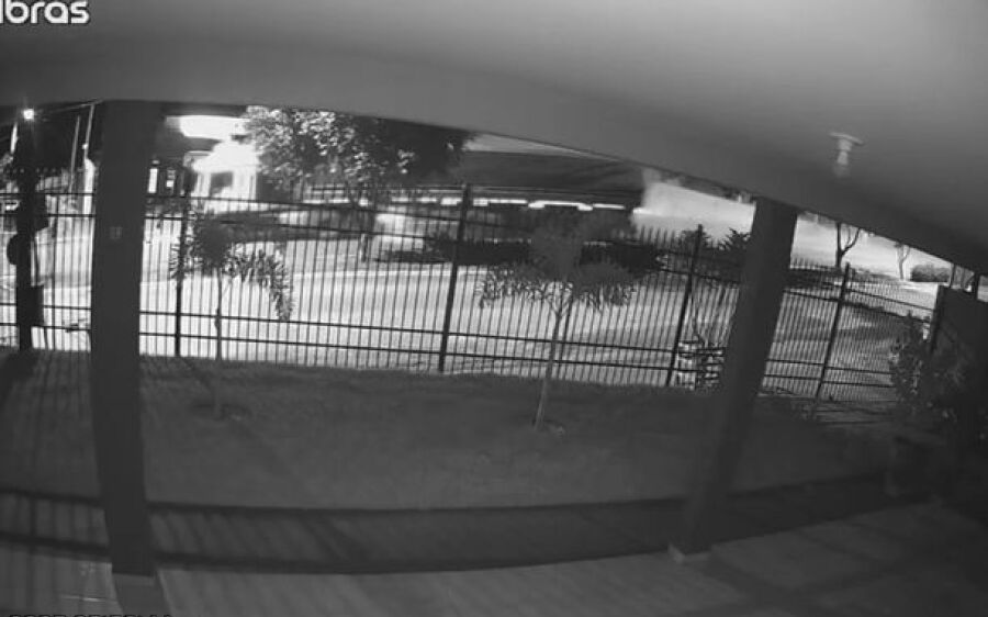 Motorista de Coxim passa bem após carreta com adubo cair no Rio Paraná, em Porto São José