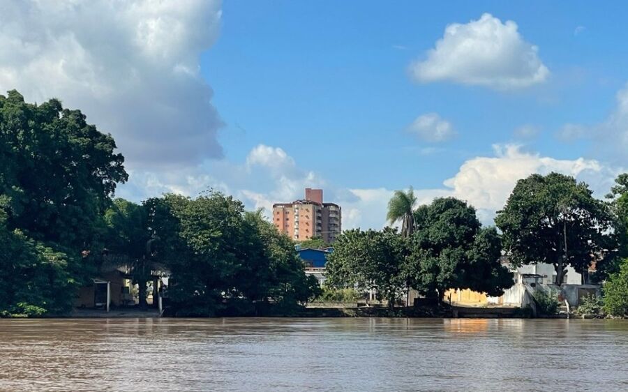 Segunda-feira com temperaturas amenas e céu nublado em Coxim

