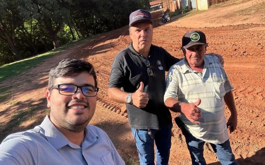 Vereador Yhgor Chagas acompanha o início da recuperação de diversas ruas sem asfalto em Rio Verde