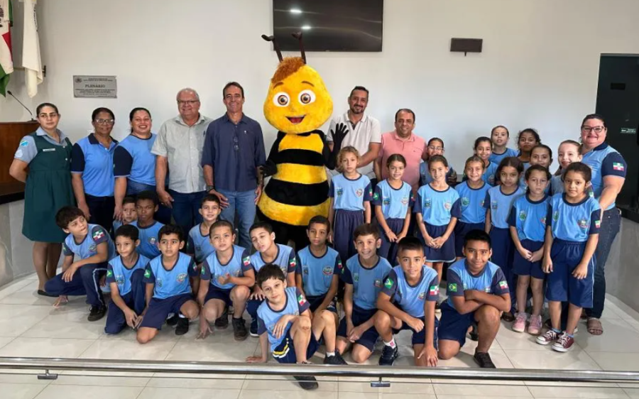 Vereador Robinho e demais vereadores recebem alunos da Escola Cívico-Militar Aurelino Ataíde 