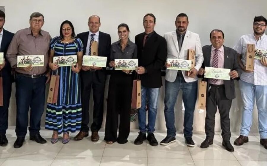 Secretária Josy Madruga entrega convite da 49ª Expoverde aos
vereadores de Rio Verde