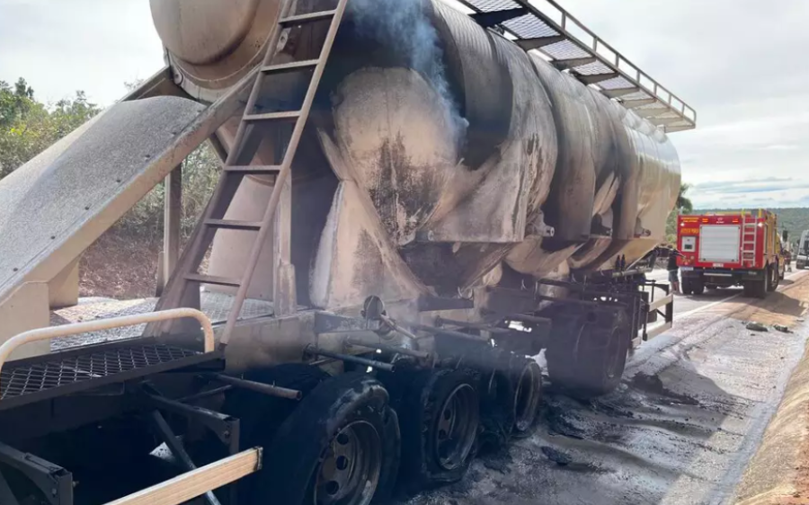 Carreta com carga de cimento pega fogo após roda travar na BR-163, em Coxim
