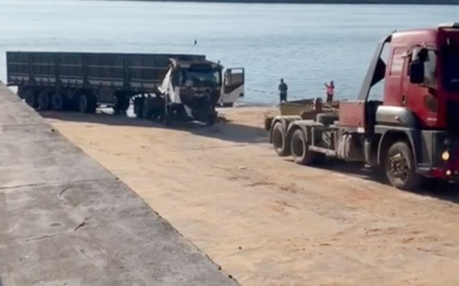Caminhão de motorista de Coxim é retirado do Rio Paraná após cair com 39 toneladas de fertilizantes