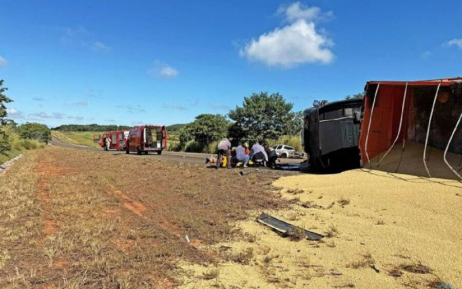 Motorista desvia de roçadeira na pista e tomba carreta na BR-359
