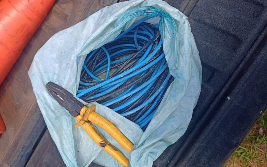 Homem é preso em flagrante por furto de fios de energia em praça de Coxim