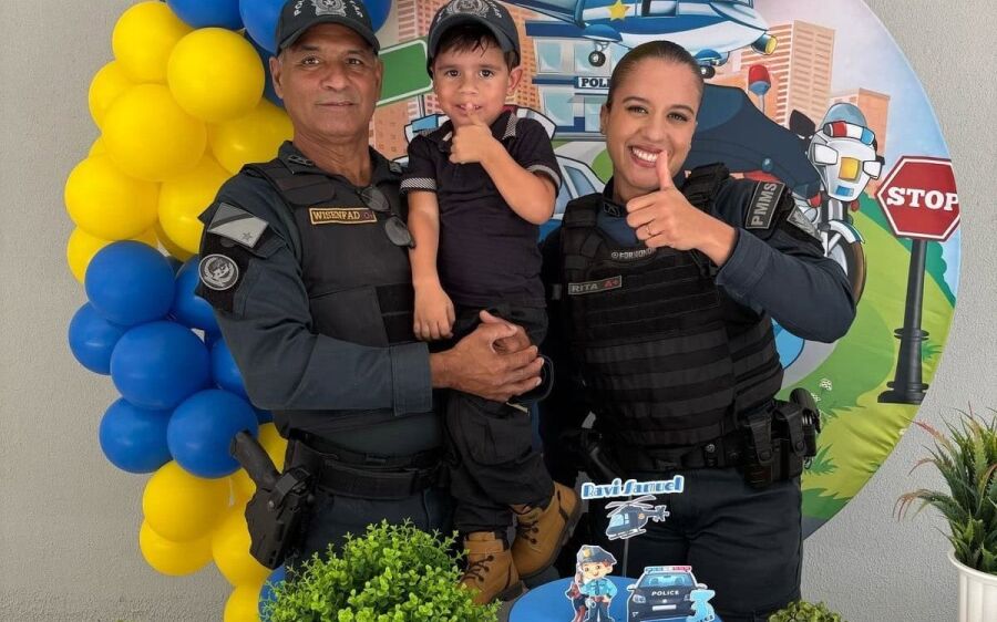 Menino de 3 anos realiza sonho de conhecer quartel da PM e recebe surpresa em aniversário