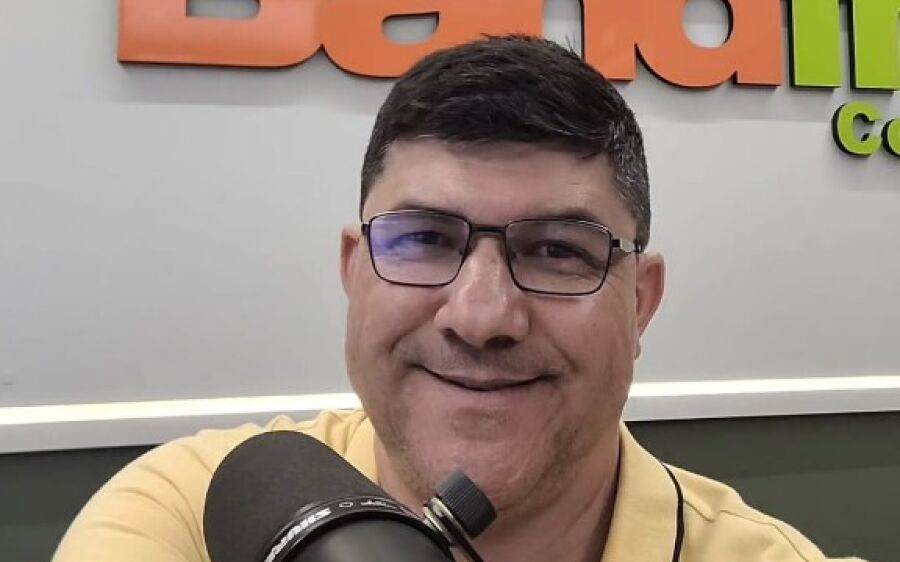 Samuel Oliveira: 36 Anos no Ar - A Vida, a Paixão e os Bastidores da Voz Mais Marcante de Coxim